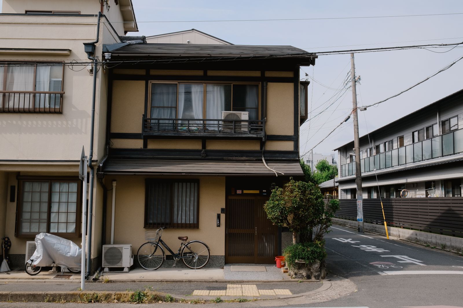 住宅の外壁と屋根の様子